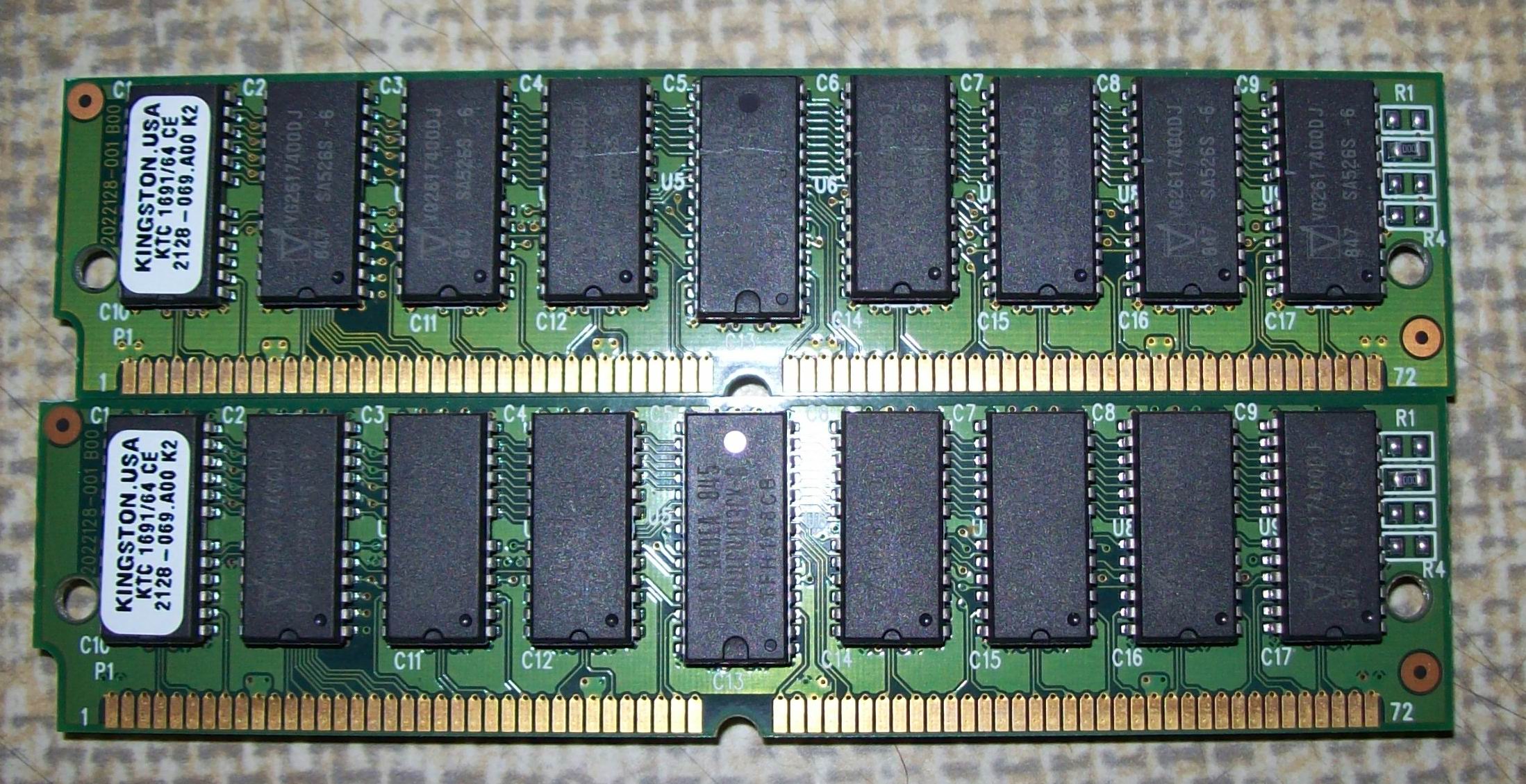 Tu te 2 kości Kingston po 64MB (razem 128MB)