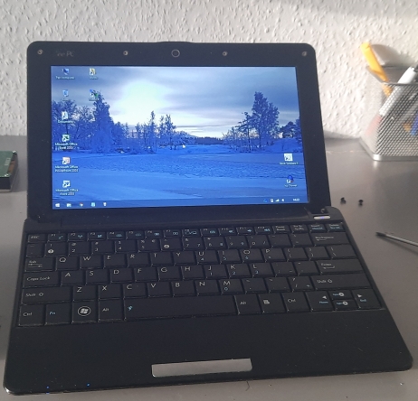 Nówka sztuka :D (w tle widać stary HDD z Toshiby 500CS, świetnie się nadaje jako odważnik)